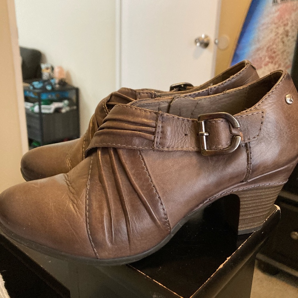 Pilolinos leather heels size 7 (fits like a 6 & 1/2 in my opinion)